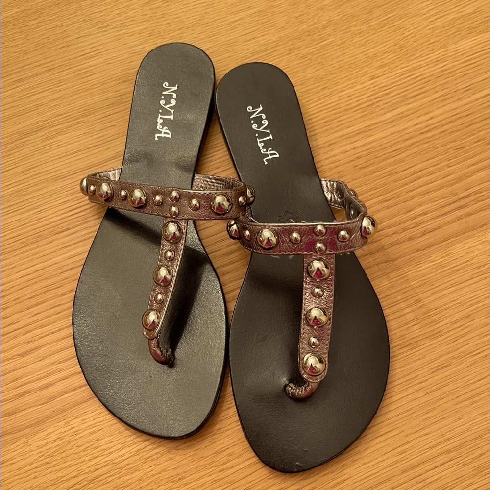 Assorted colors In these cute sandals!